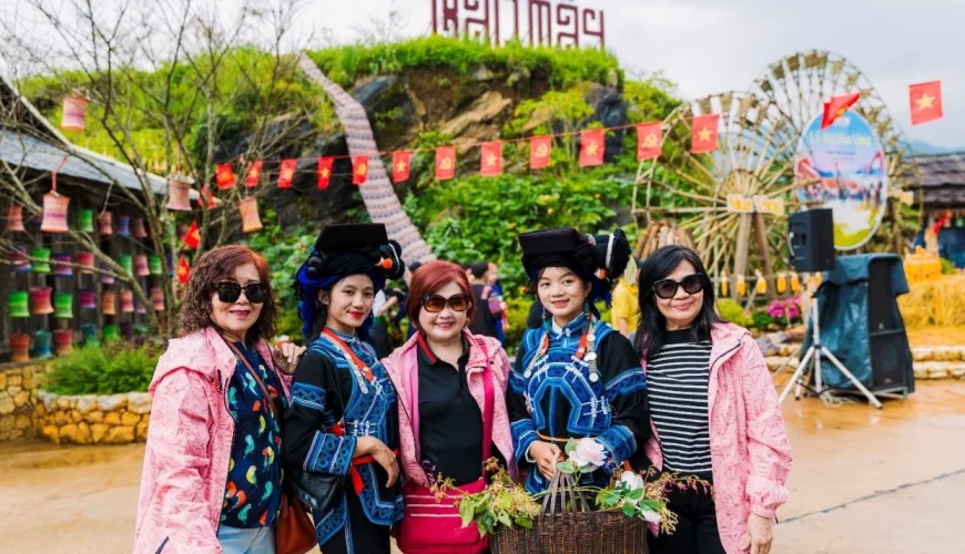 Dòng người nô nức chinh phục Fansipan, đắm chìm trong sắc vàng mùa thu rực rỡ