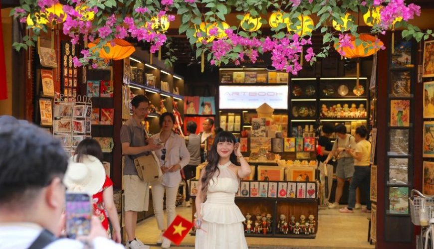 Hội An Đầu Hè: Sắc Hoa Giấy Bung Nở, Đẹp Mê Mẩn Giới Trẻ Check-in!