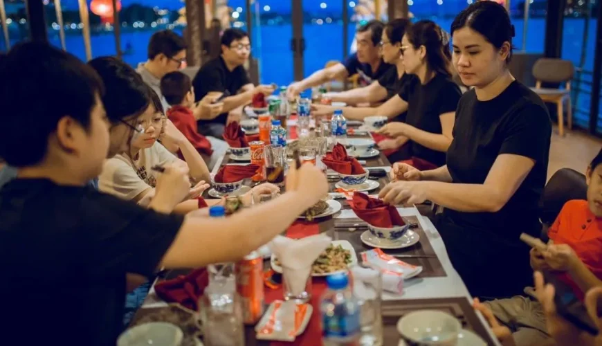 Review thực đơn du thuyền sông Hương – Ăn tối giữa lòng Huế như hoàng hậu