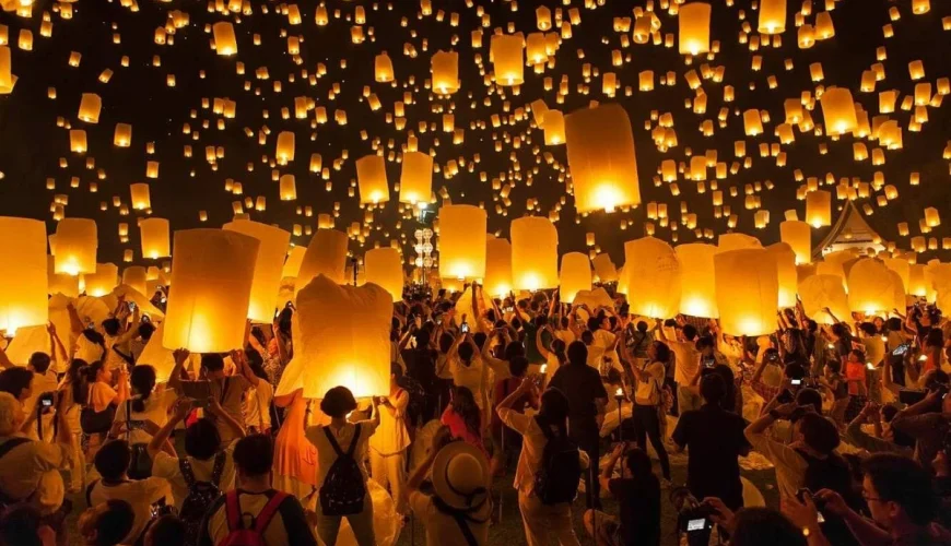 Hàng nghìn chiếc đèn trời được thả lên bầu trời đêm trong lễ hội Yi Peng ở Chiang Mai
