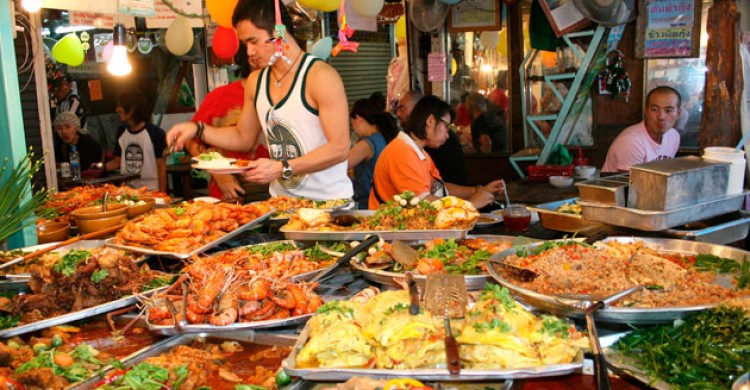 Khung cảnh ẩm thực đường phố sôi động về đêm ở Yaowarat, khu phố Tàu Bangkok.