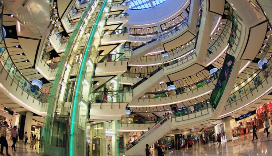 Toàn cảnh CentralWorld, trung tâm mua sắm và giải trí bậc nhất ở Bangkok với không gian hiện đại và sôi động.
