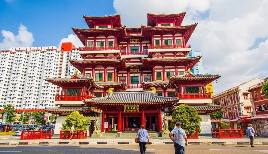 Mặt tiền chính ngôi chùa Răng Phật ở Singapore với kiến trúc ấn tượng.