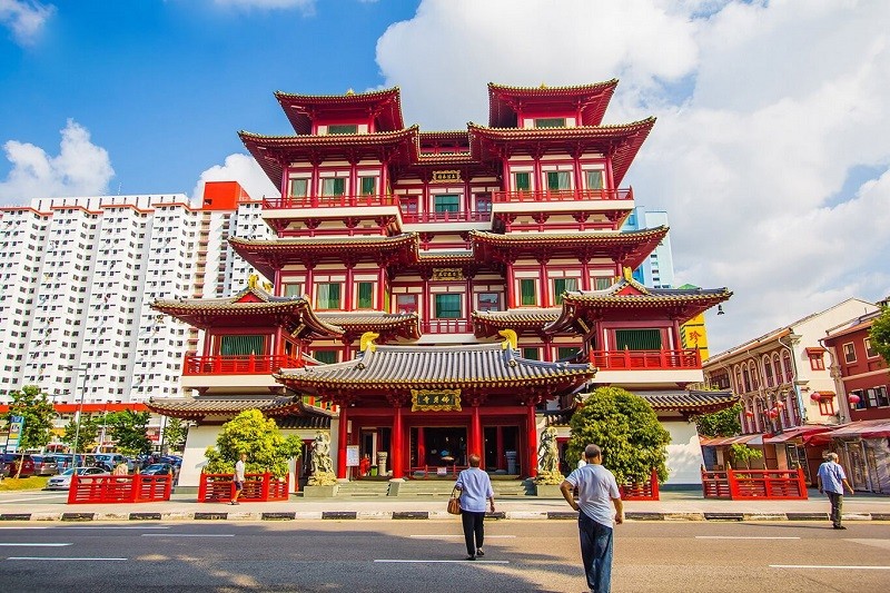Mặt tiền chính ngôi chùa Răng Phật ở Singapore với kiến trúc ấn tượng.