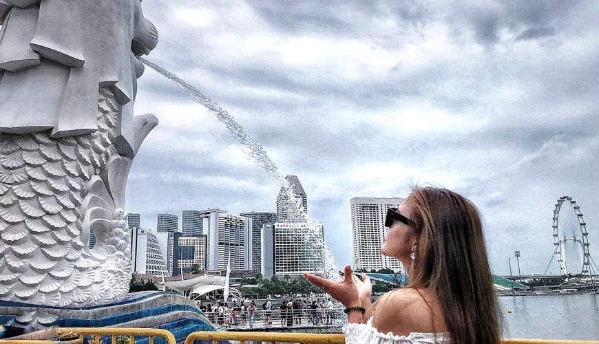 Tượng Merlion, biểu tượng của Singapore, phun nước ra vịnh Marina Bay.