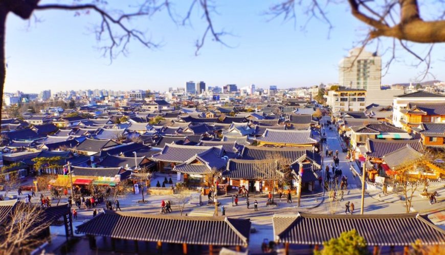 Toàn cảnh Làng Hanok Jeonju, Hàn Quốc, với hàng trăm mái nhà truyền thống màu xám đen, bao quanh bởi những tòa nhà hiện đại và cây cối khô cằn vào mùa đông.