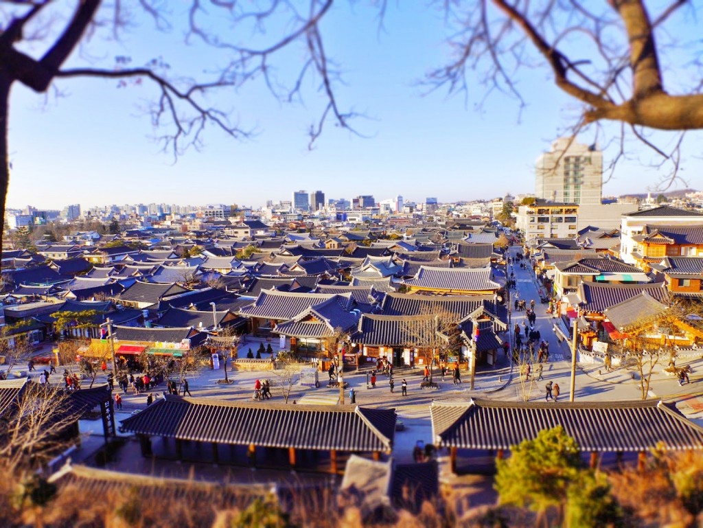 Toàn cảnh Làng Hanok Jeonju, Hàn Quốc, với hàng trăm mái nhà truyền thống màu xám đen, bao quanh bởi những tòa nhà hiện đại và cây cối khô cằn vào mùa đông.
