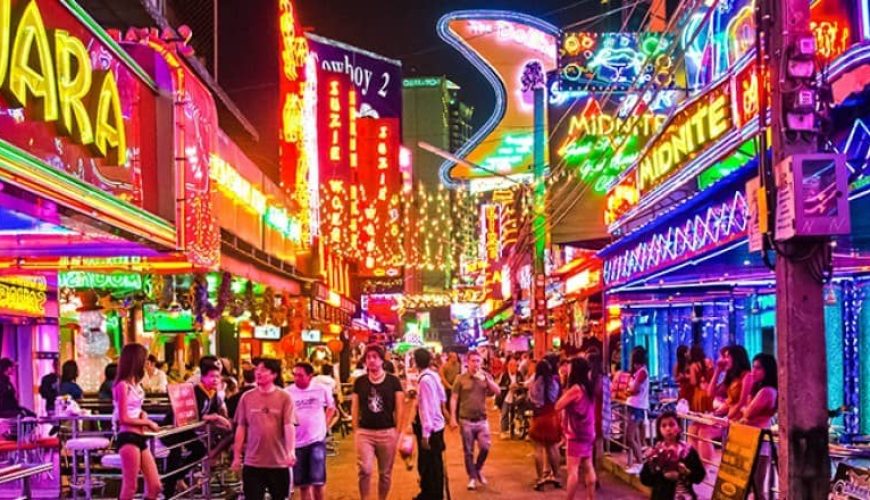 Con đường đông người đi bộ và các quán bar sáng đèn vào buổi đêm ở Pattaya.