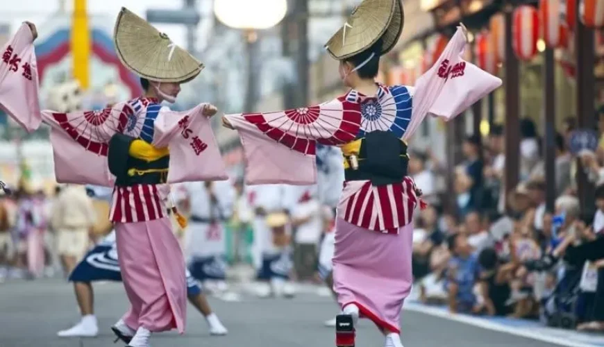 Các vũ công trong lễ hội Awa Odori ở Tokushima, Nhật Bản, mặc yukata và đội nón tre múa trên đường phố.