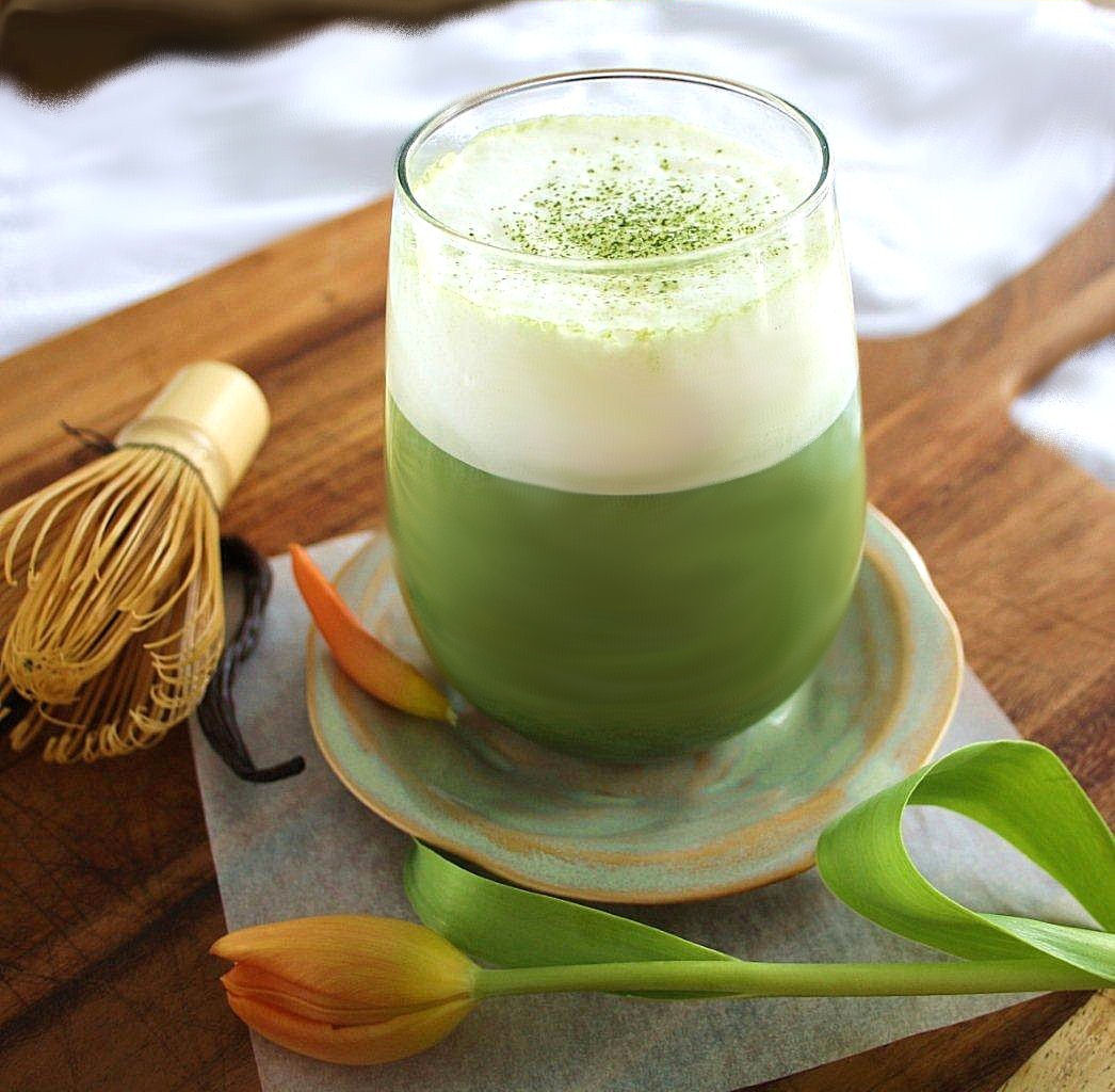 Ly latte matcha và chổi đánh trà (chasen).