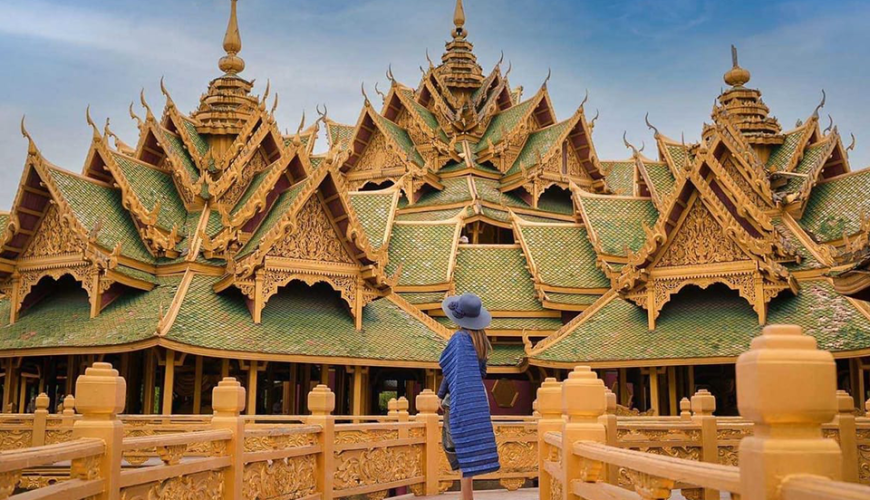 Giữa không gian rộng lớn xanh mát, bạn sẽ bước vào hành trình ngược thời gian, chiêm ngưỡng những ngôi chùa cổ kính, cung điện nguy nga, làng chài yên bình… Tất cả như một bức tranh sống động tái hiện văn hóa và tinh hoa nghệ thuật của xứ sở Chùa Vàng.