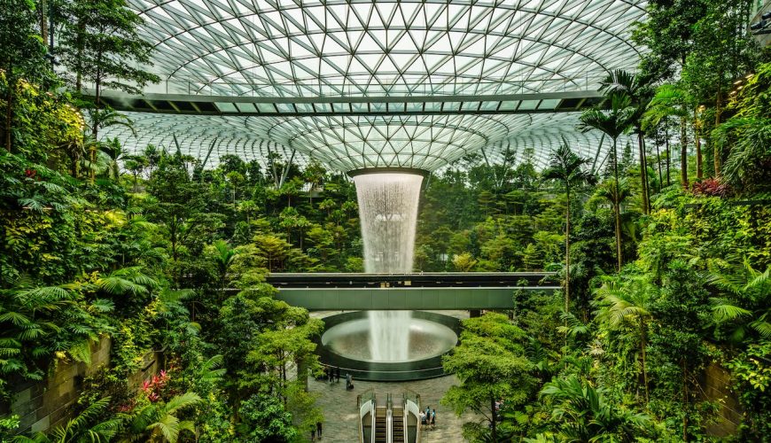 Thác nước Rain Vortex giữa khu phức hợp Jewel Changi.