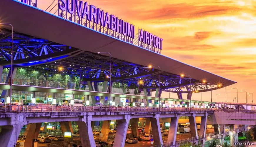 Sân bay Suvarnabhumi rực rỡ ánh đèn vào hoàng hôn.