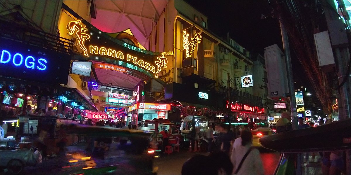 Khu phố nghệ thuật Soi Nana, Bangkok, nổi tiếng với các quán bar độc đáo và không gian sáng tạo.
