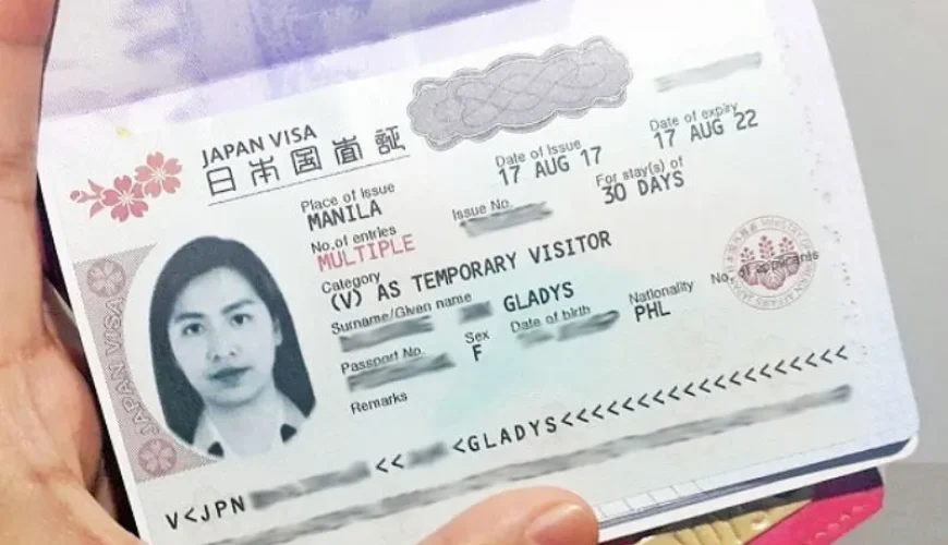 Một cuốn hộ chiếu với trang visa Hàn Quốc loại "Multiple entries".