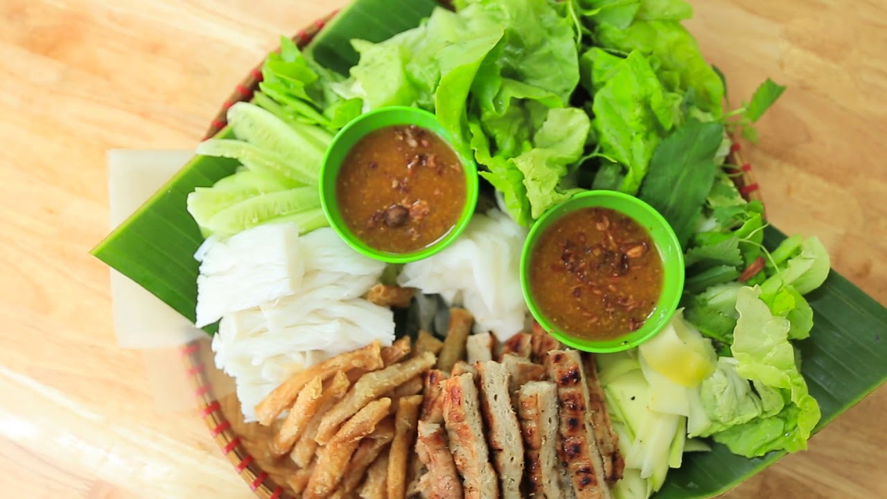 Mẹt nem nướng Nha Trang đầy đặn được trình bày trên lá chuối xanh.