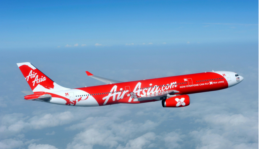Máy bay Airbus của hãng hàng không AirAsia trên bầu trời xanh.