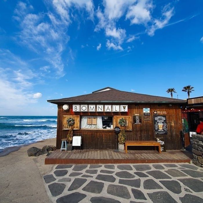 Bomnal Cafe với thiết kế nhiều màu sắc và những biểu ngữ vui nhộn.