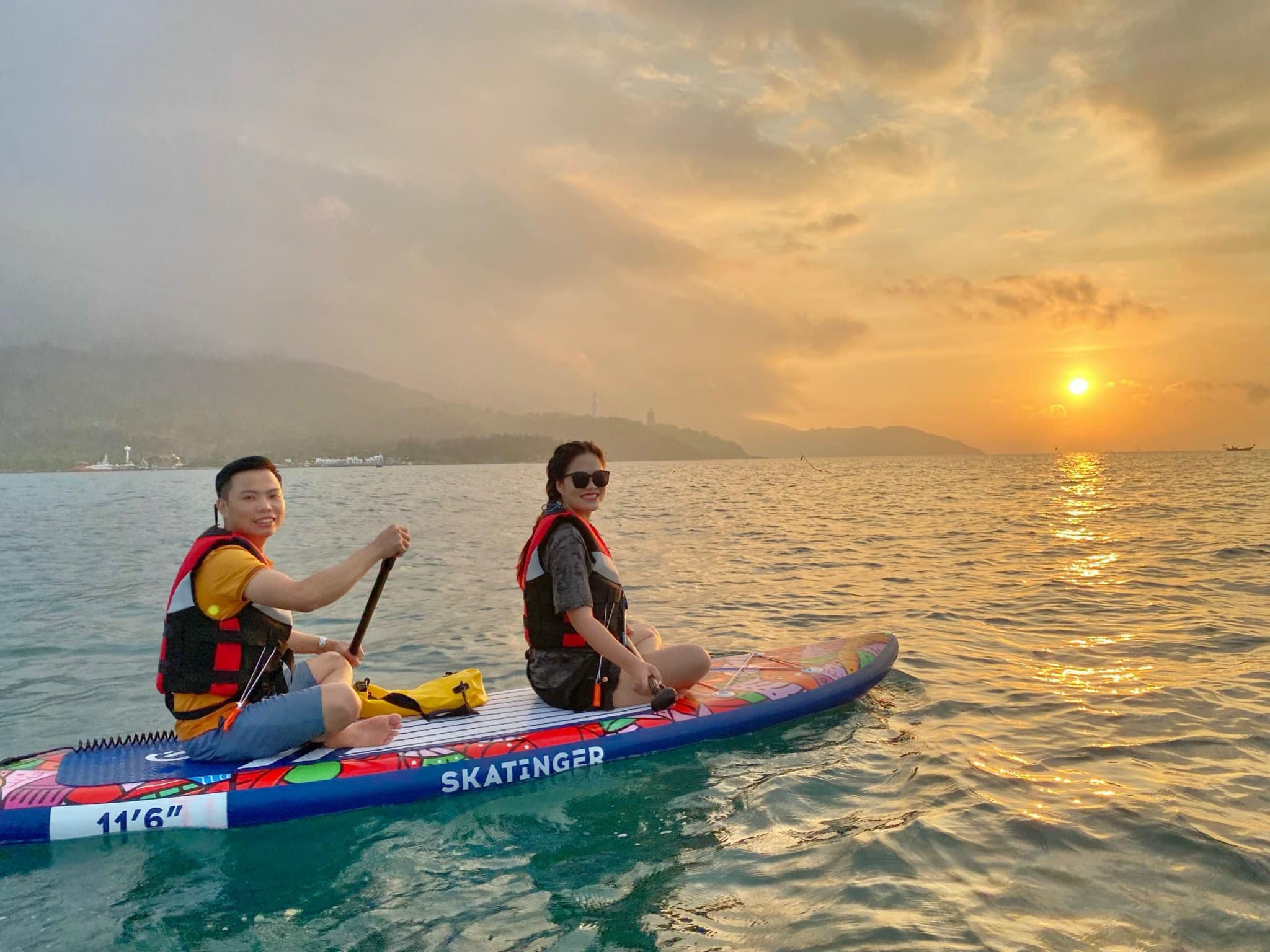 Du khách đang chèo SUP trên biển Mân Thái vào buổi sáng sớm.