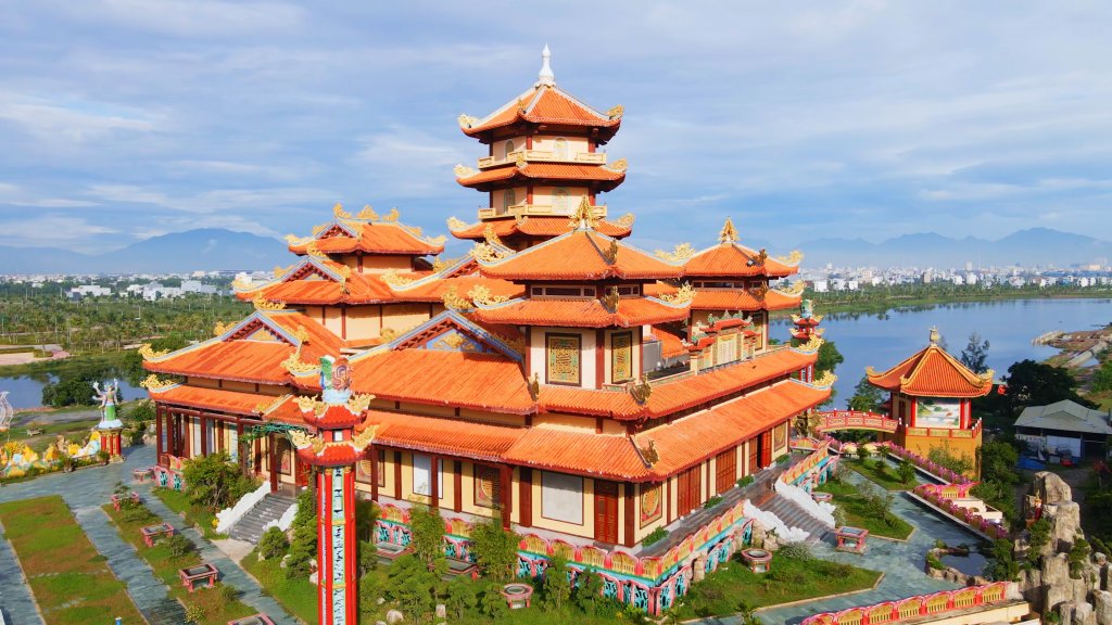 Chùa Quán Thế Âm ở Sapa với kiến trúc truyền thống và không gian thanh tịnh.