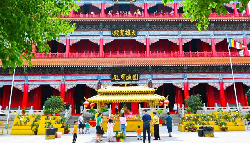 Hình ảnh một ngôi chùa cổ kính, lộng lẫy tại Thẩm Quyến, với kiến trúc truyền thống Trung Quốc và nhiều du khách đang tham quan.