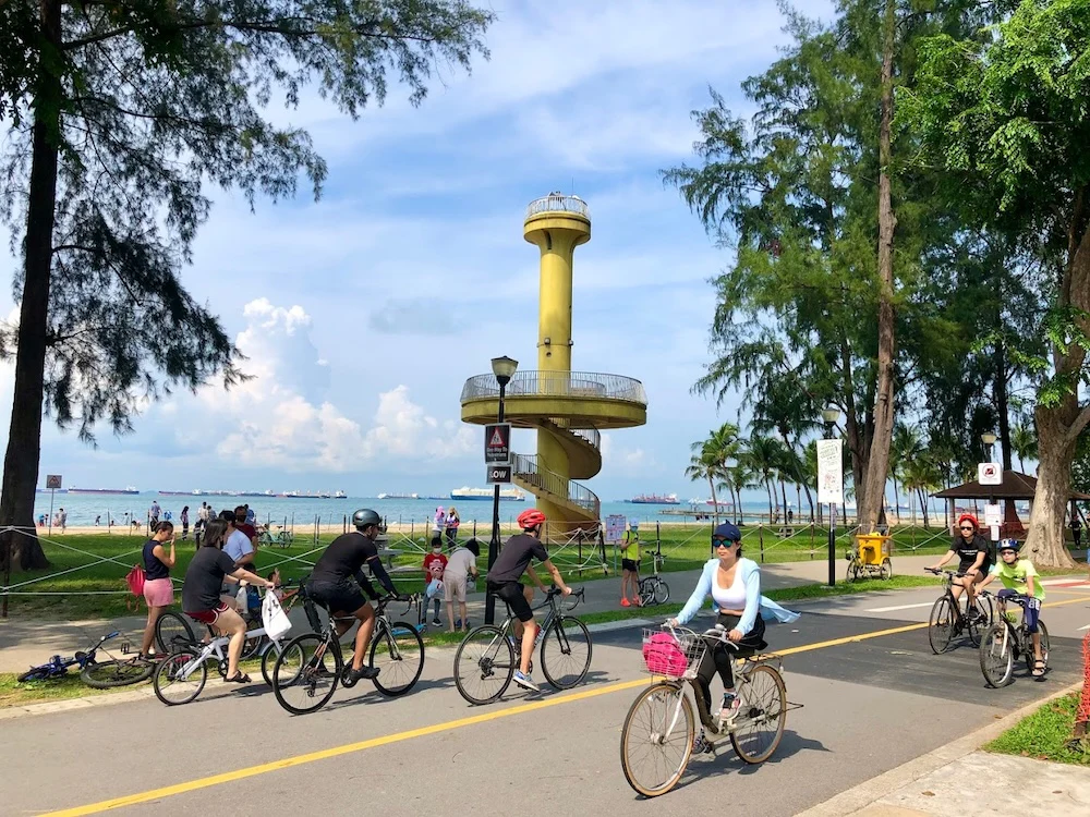 Du khách đang đạp xe, chạy bộ và trượt patin trên đường ven biển tại East Coast Park.
