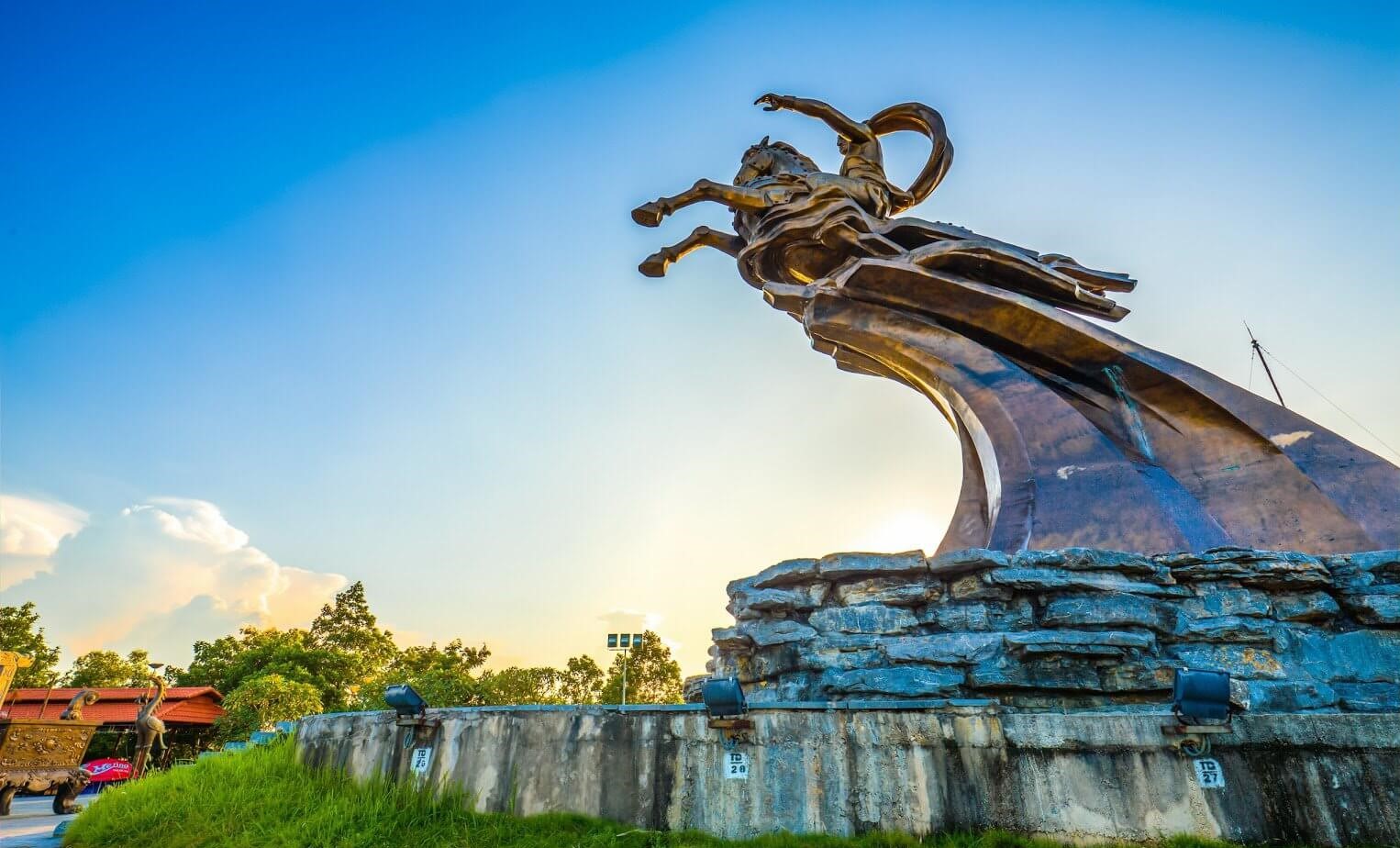 Tượng Thánh Gióng tại một ngôi đền ở Sapa.