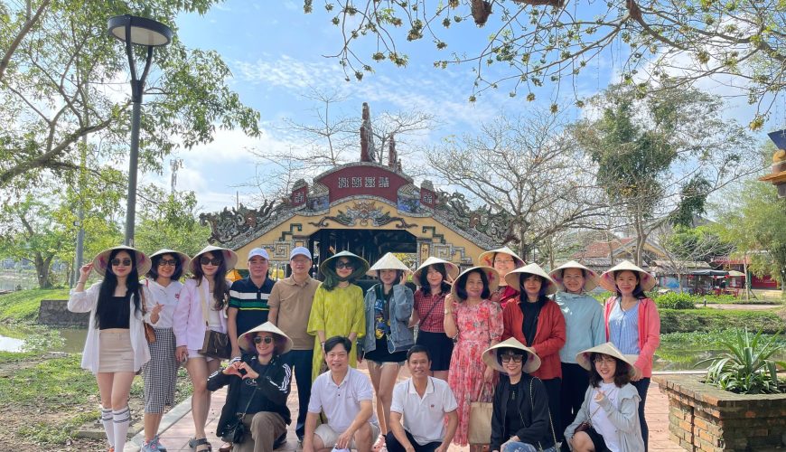 Một nhóm du khách đang vui vẻ chụp ảnh "selfie" với nhau.