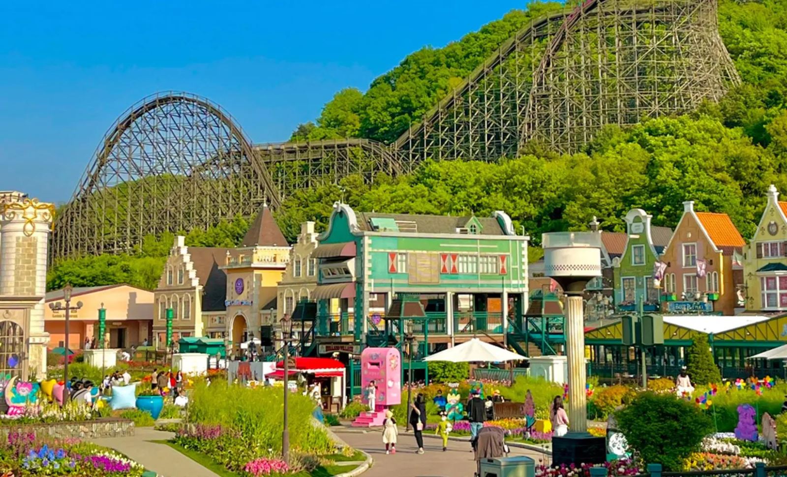 Toàn cảnh công viên Everland rực rỡ sắc màu từ trên cao.
