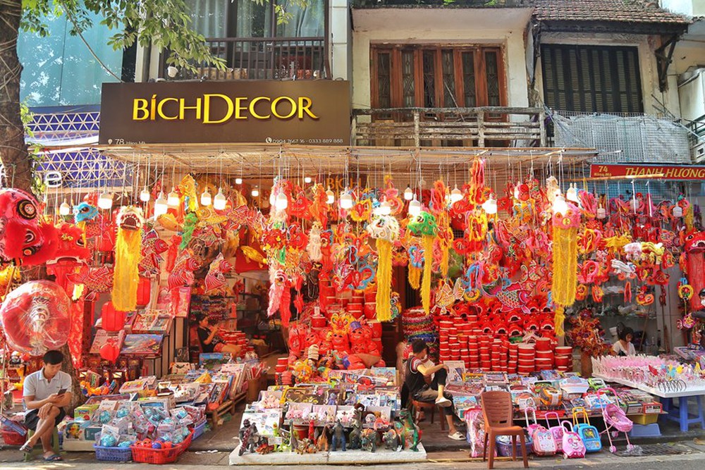  Góc chụp độc đáo từ trên cao xuống phố Hàng Mã, với lồng đèn rực rỡ và du khách tấp nập.