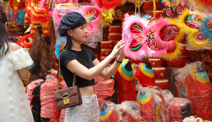 Du khách đang đi dạo trên con phố Hàng Mã được trang trí đầy màu sắc.