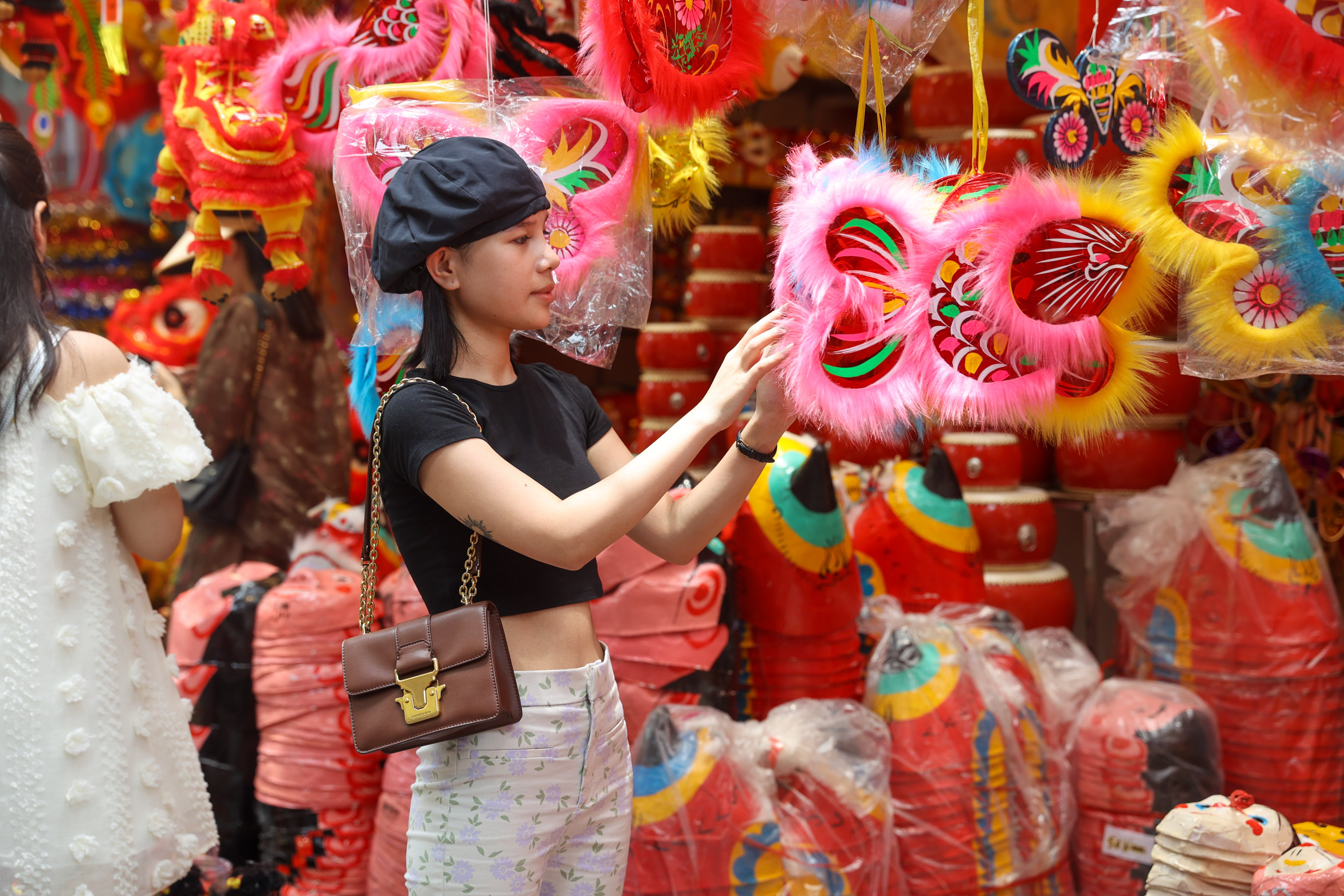 Du khách đang đi dạo trên con phố Hàng Mã được trang trí đầy màu sắc.