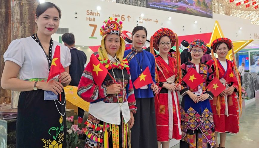 Phụ nữ các dân tộc Việt Nam trong trang phục truyền thống tại Triển lãm Thành tựu đất nước.
