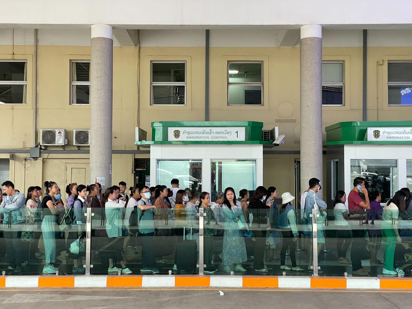 Du khách tại quầy làm thủ tục nhập cảnh