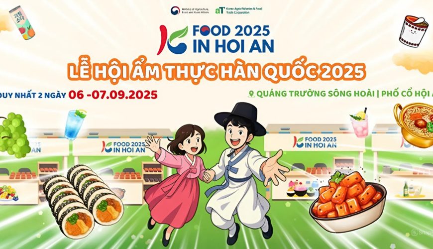 Hình ảnh poster quảng cáo Lễ hội ẩm thực Hàn Quốc 2025 tại Hội An, với hình vẽ hoạt hình một cặp đôi mặc trang phục truyền thống Hàn Quốc, cùng các món ăn nổi tiếng như kimbap và tteokbokki.