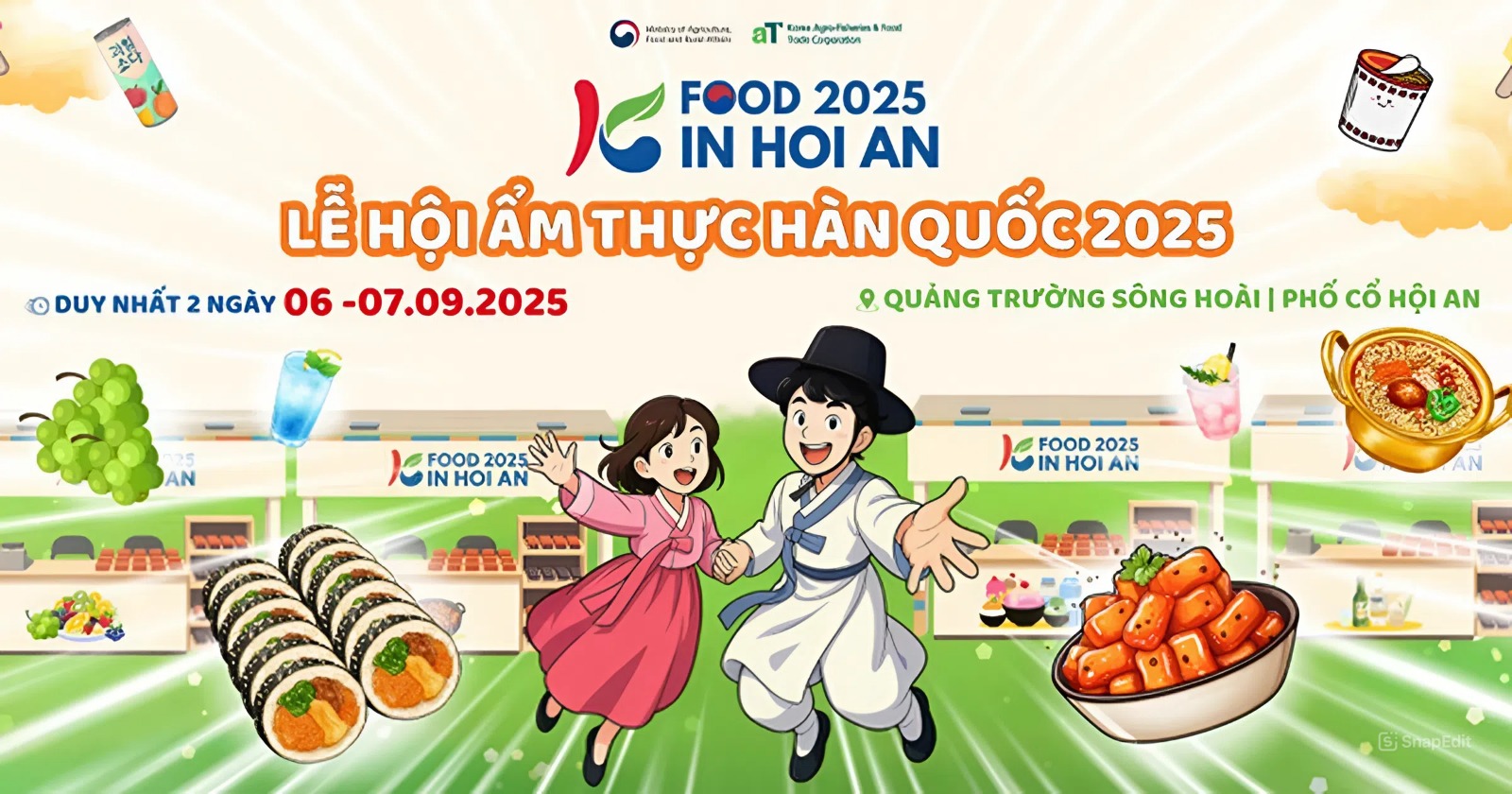 Hình ảnh poster quảng cáo Lễ hội ẩm thực Hàn Quốc 2025 tại Hội An, với hình vẽ hoạt hình một cặp đôi mặc trang phục truyền thống Hàn Quốc, cùng các món ăn nổi tiếng như kimbap và tteokbokki.