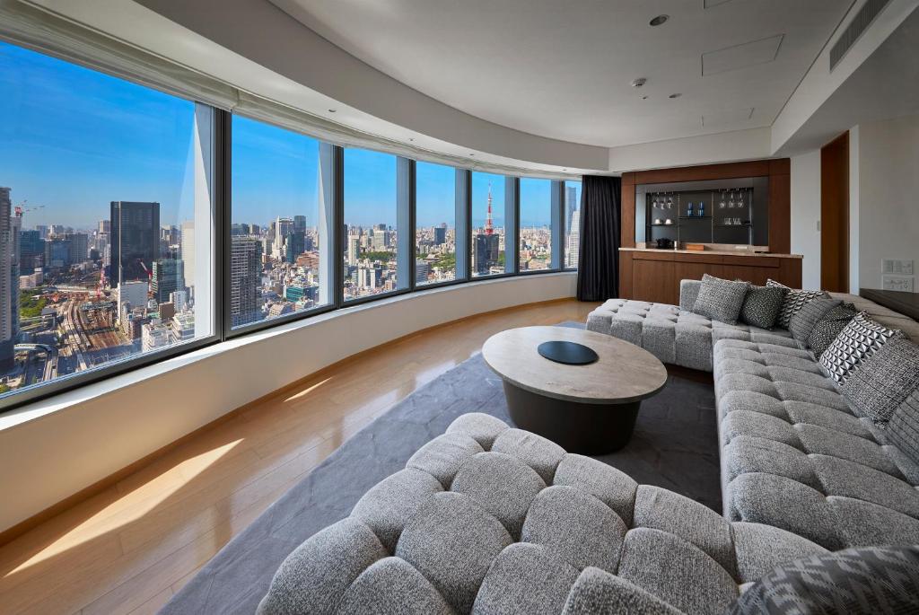  Tầm nhìn toàn cảnh thành phố Tokyo từ phòng khách sạn Park Hotel Tokyo.