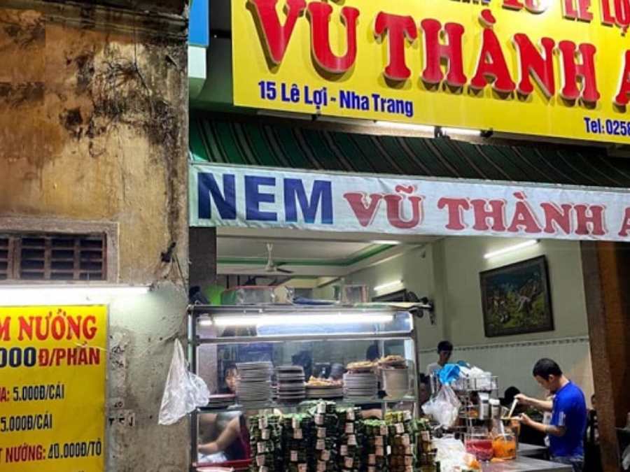 Mặt tiền quán nem nướng Vũ Thành trên đường Lê Lợi, Nha Trang.