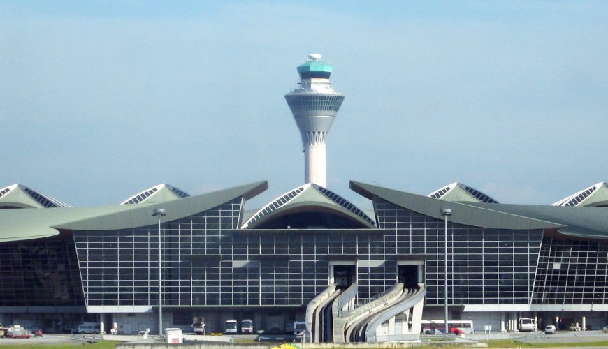 Toàn cảnh sân bay Quốc tế Kuala Lumpur (KLIA) với kiến trúc độc đáo, hiện đại.