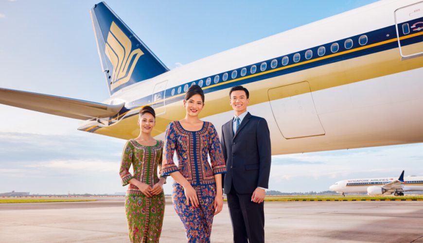 Các tiếp viên hàng không của Singapore Airlines với đồng phục truyền thống.