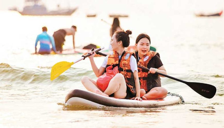 Du khách đang chèo SUP trên biển Mân Thái