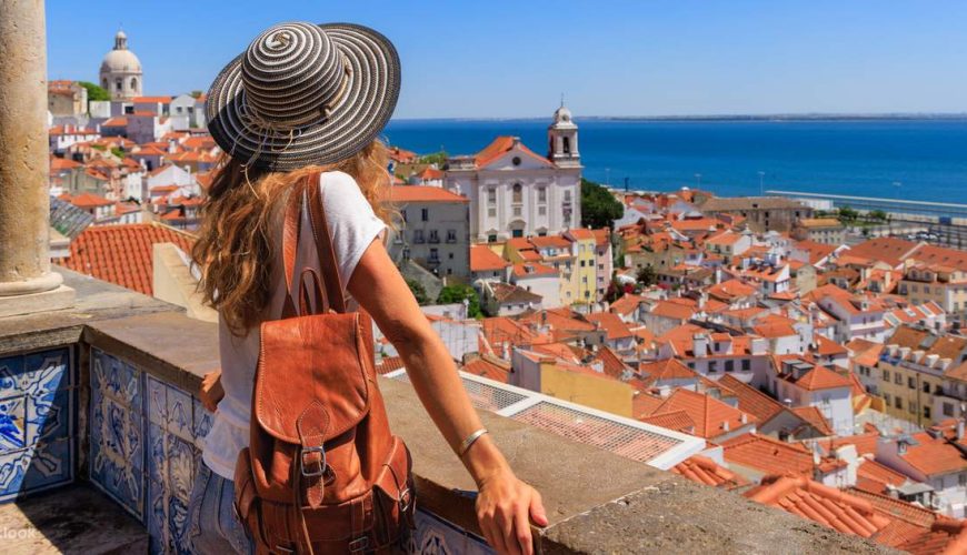 Quảng trường Rossio (Praça do Rossio) hoặc khu Baixa với kiến trúc tân cổ điển đối xứng và vỉa hè lát đá hoa văn.