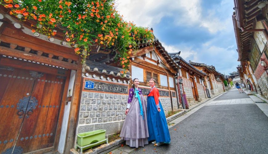 Dãy phố dốc nổi tiếng nhất ở Bukchon với những ngôi nhà Hanok cổ điển, mái ngói cong và tường gạch truyền thống.