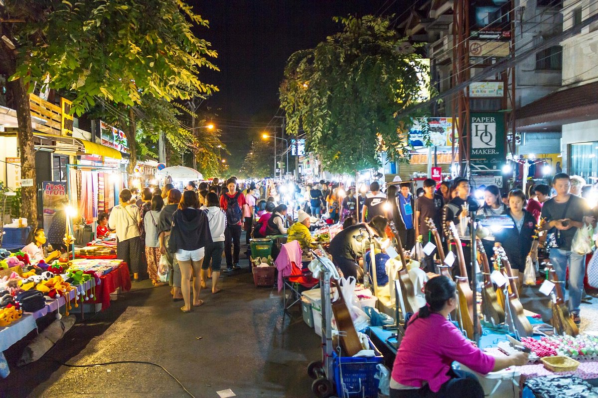 Chợ đêm nhộn nhịp với khách du lịch và các mặt hàng thủ công, Chiang Mai