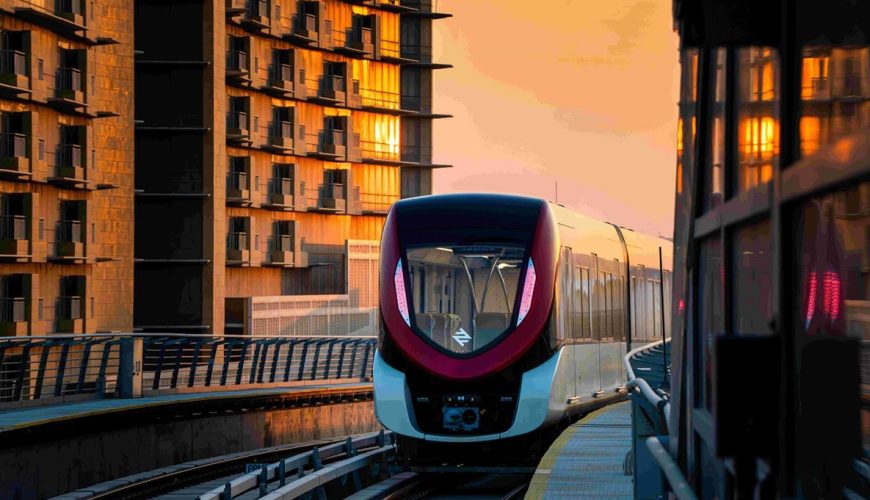 Toàn cảnh nhà ga Metro Riyadh với thiết kế kiến trúc hiện đại, mái vòm lớn và nội thất sáng sủa, sang trọng.